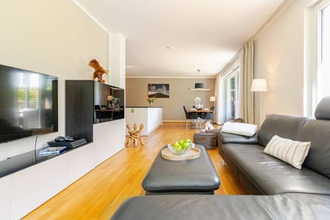 Communal lounge/ TV room, TV and multimedia, Living room, Seating area