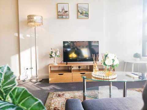 Communal lounge/ TV room, TV and multimedia, Living room, Evening entertainment