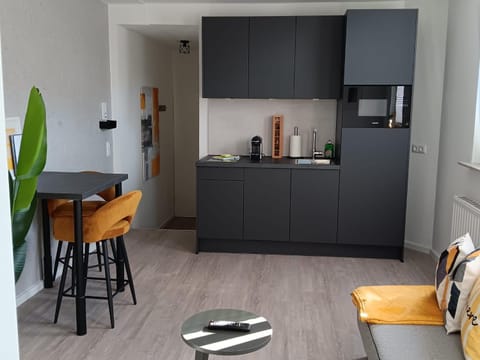 Kitchen or kitchenette, Dining area, minibar, stove