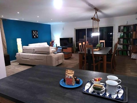 Library, TV and multimedia, Coffee/tea facilities, Living room, Food and drinks, Seating area, Dining area