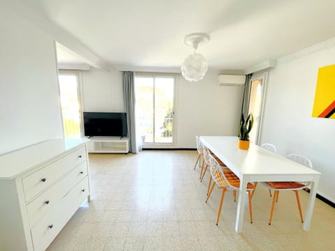 Communal lounge/ TV room, TV and multimedia, Living room, Dining area