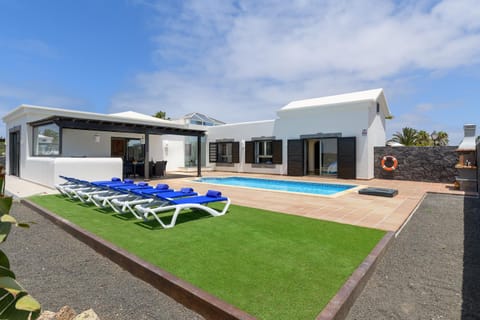 Property building, Day, Pool view, Swimming pool, sunbed