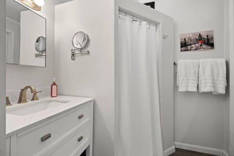 Perfect Pool & Hot Tub Retreat House in Pinellas Park