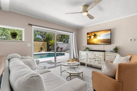 Perfect Pool & Hot Tub Retreat House in Pinellas Park