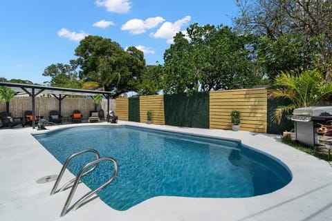 Perfect Pool & Hot Tub Retreat House in Pinellas Park
