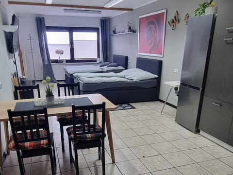 Bed, Photo of the whole room, Seating area, Dining area, Bedroom
