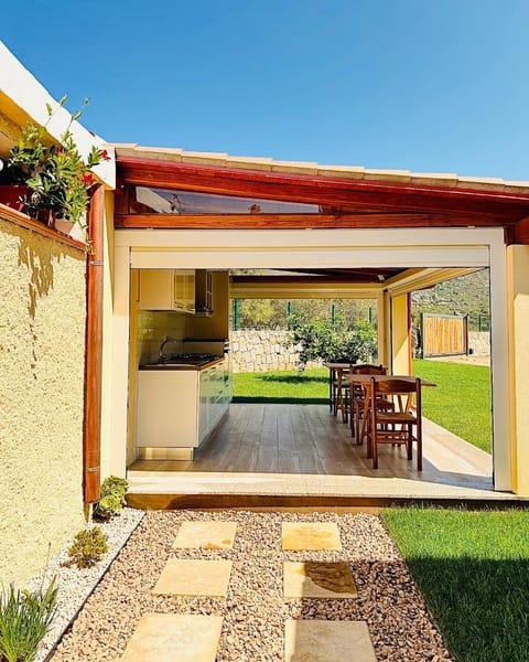 Property building, Day, Kitchen or kitchenette, Dining area