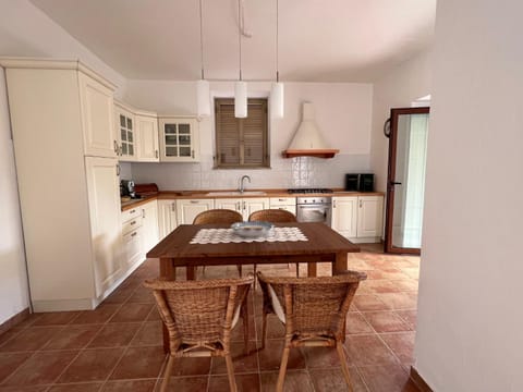 Kitchen or kitchenette, Dining area, pet friendly, stove