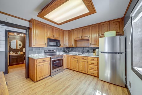 Private Hot Tub and Dock Lakefront Grove Retreat! House in Ozark Mountains