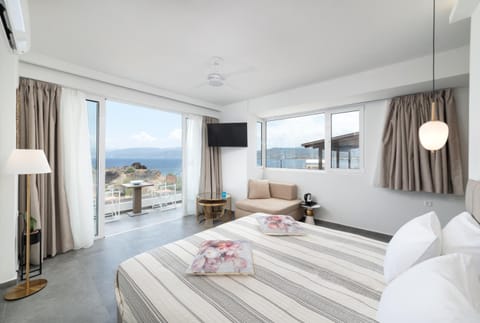 Bed, TV and multimedia, View (from property/room), Balcony/Terrace, Living room, Photo of the whole room, Mountain view, Sea view