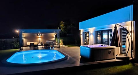 Pool view, Swimming pool, sunbed