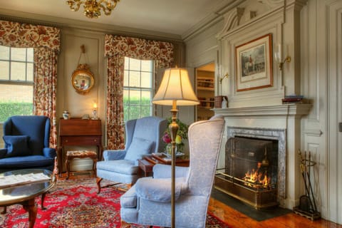 Living room, Seating area, fireplace