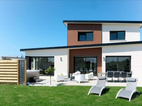 Property building, Day, Garden, Garden view, sunbed