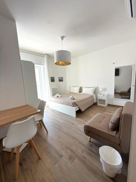 Bed, Photo of the whole room, Seating area, Bedroom, towels