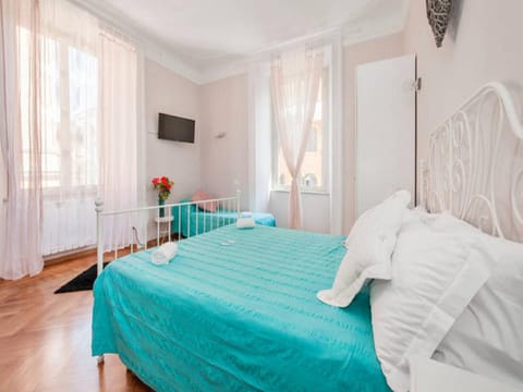 Bed, TV and multimedia, Photo of the whole room, Decorative detail, Bedroom, towels