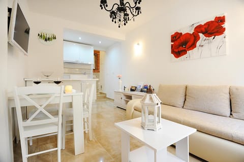 Kitchen or kitchenette, Living room, Seating area, Dining area
