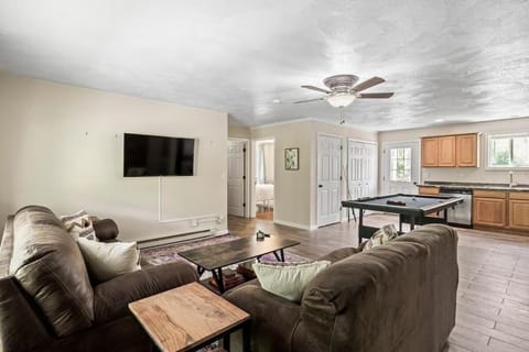 Hot Tub! LRG Home! Sleeps 22!Near Ithaca! Dogs OK Apartment in Cayuga Lake