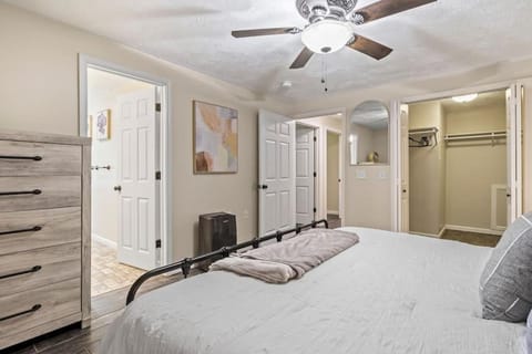 Hot Tub! LRG Home! Sleeps 22!Near Ithaca! Dogs OK Apartment in Cayuga Lake