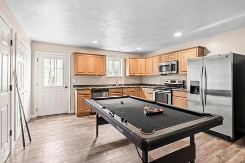 Hot Tub! LRG Home! Sleeps 22!Near Ithaca! Dogs OK Apartment in Cayuga Lake