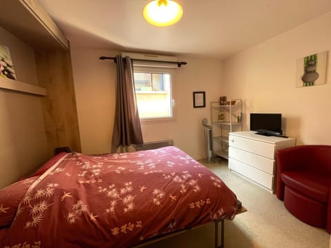 Bed, TV and multimedia, Bedroom