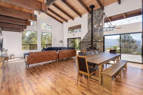 Yosemite Sunrise House with hot tub/views/game room House in Sierra Nevada