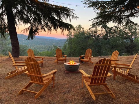 Yosemite Sunrise House with hot tub/views/game room House in Sierra Nevada