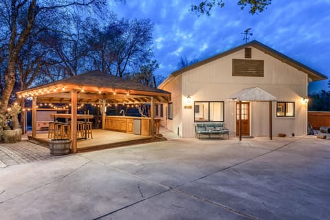 Sunset Retreat- TWO houses with hot tub, firepit, multiple kitchens, sleeps 20 House in Sierra Nevada