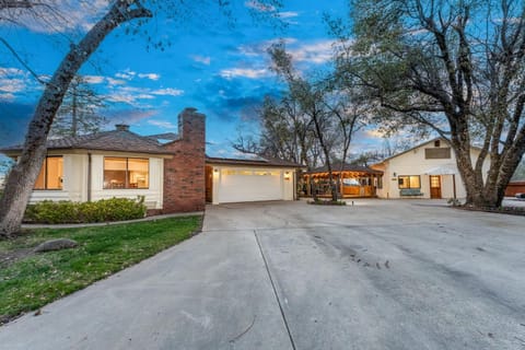 Sunset Retreat- TWO houses with hot tub, firepit, multiple kitchens, sleeps 20 House in Sierra Nevada