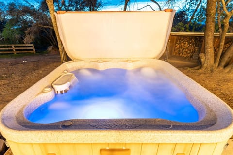 Sunset Retreat- TWO houses with hot tub, firepit, multiple kitchens, sleeps 20 House in Sierra Nevada