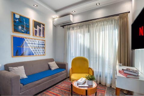 TV and multimedia, Living room, Seating area, air conditioner