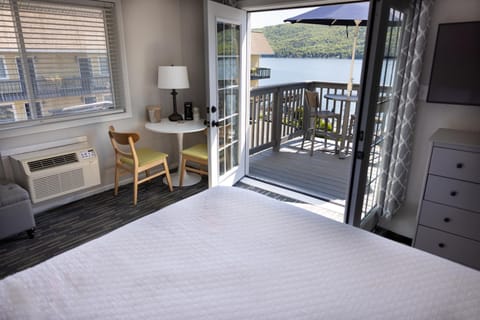 View (from property/room), Balcony/Terrace, Bedroom, Lake view