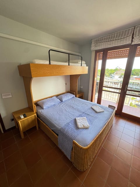 Ampio appartamento in centro con vista - terrazze, parcheggio gratuito e Wi-Fi Apartment in Lignano Sabbiadoro