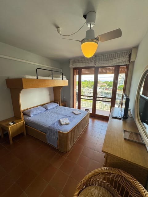 Ampio appartamento in centro con vista - terrazze, parcheggio gratuito e Wi-Fi Apartment in Lignano Sabbiadoro