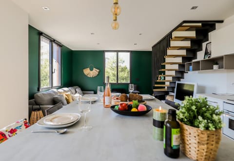 Kitchen or kitchenette, Food and drinks, Seating area