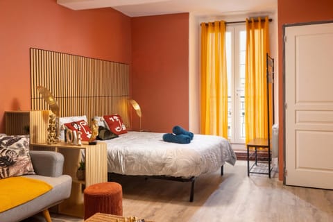 Bed, Bedroom, towels