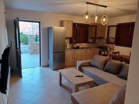 TV and multimedia, Kitchen or kitchenette, Living room, Seating area, Dining area, pet friendly, stove