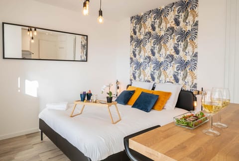 Bed, Food and drinks, Other, Photo of the whole room, Seating area, Dining area, Bedroom, Food, Alcoholic drinks