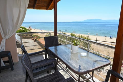 Patio, View (from property/room), Balcony/Terrace, Living room, Beach, Sea view