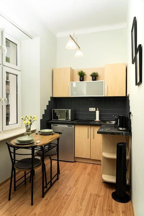Kitchen or kitchenette, minibar, stove