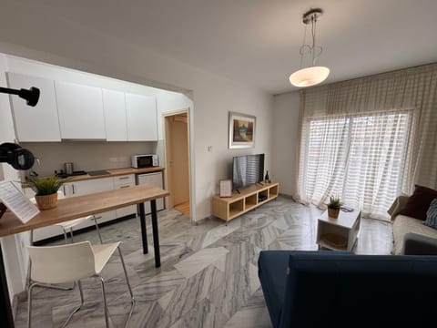 Communal lounge/ TV room, TV and multimedia, Kitchen or kitchenette, Living room, Dining area, Evening entertainment
