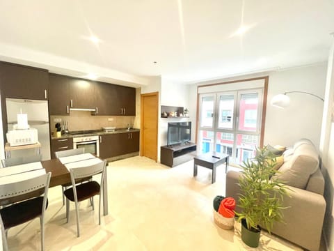 Communal lounge/ TV room, Kitchen or kitchenette, Living room, Lounge or bar, Seating area, Dining area, minibar, pet friendly, stove