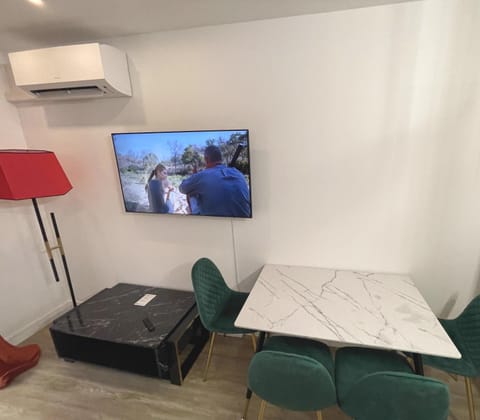 Communal lounge/ TV room, TV and multimedia, Living room, air conditioner