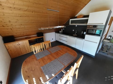 Kitchen or kitchenette, Dining area, minibar, pet friendly, stove