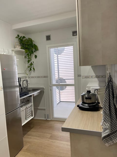 Kitchen or kitchenette, minibar, stove, toaster