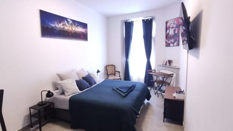 Bed, TV and multimedia, Living room, Photo of the whole room, Bedroom, hair dresser