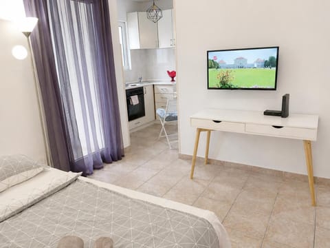 Bed, TV and multimedia, Kitchen or kitchenette, Photo of the whole room