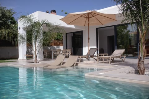 Property building, Patio, Day, Swimming pool, Swimming pool, sunbed