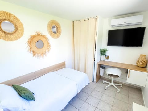 Photo of the whole room, Bedroom