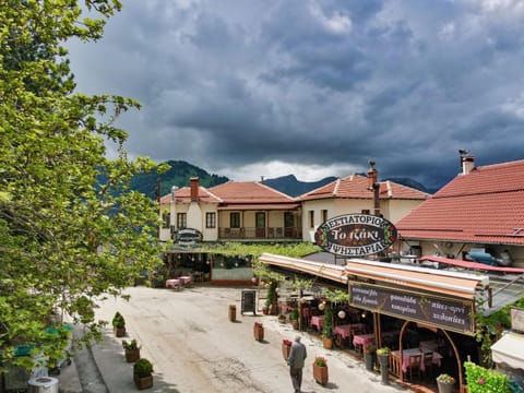 Property building, Restaurant/places to eat, Neighbourhood, Street view