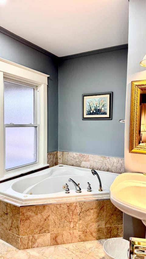 Two bedrooms unit with jacuzzi and great view House in Niagara Falls